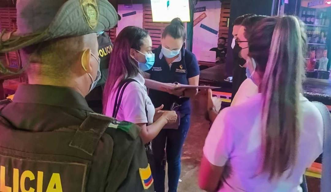 Autoridades de Sincelejo durante un control a establecimientos nocturnos. Archivo. Foto: Alcaldía de Sincelejo.