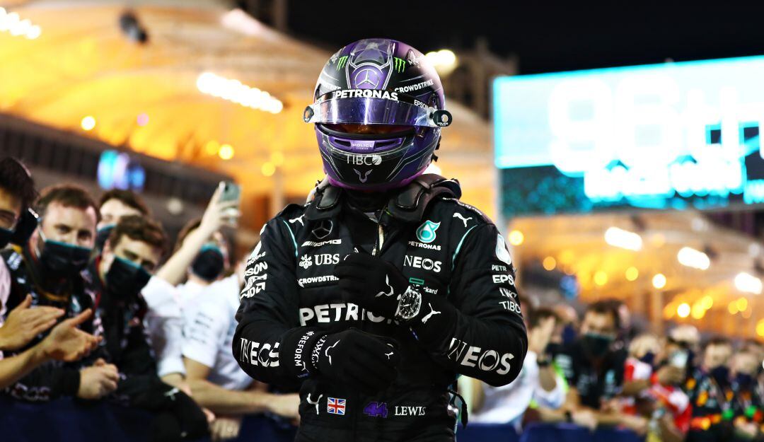 Lewis Hamilton festeja su primera victoria en la primera carrera de la temporada de la Fórmula 1.
