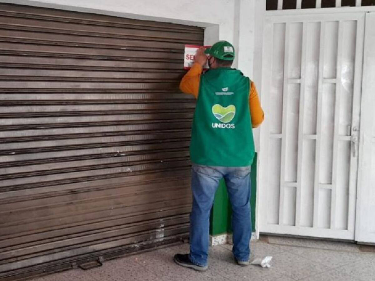 Cierran 195 locales por venta de licor adulterado y de contrabando