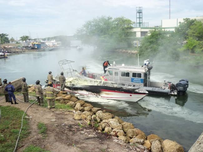 Investigan incendio de lancha en bahía de Cartagena