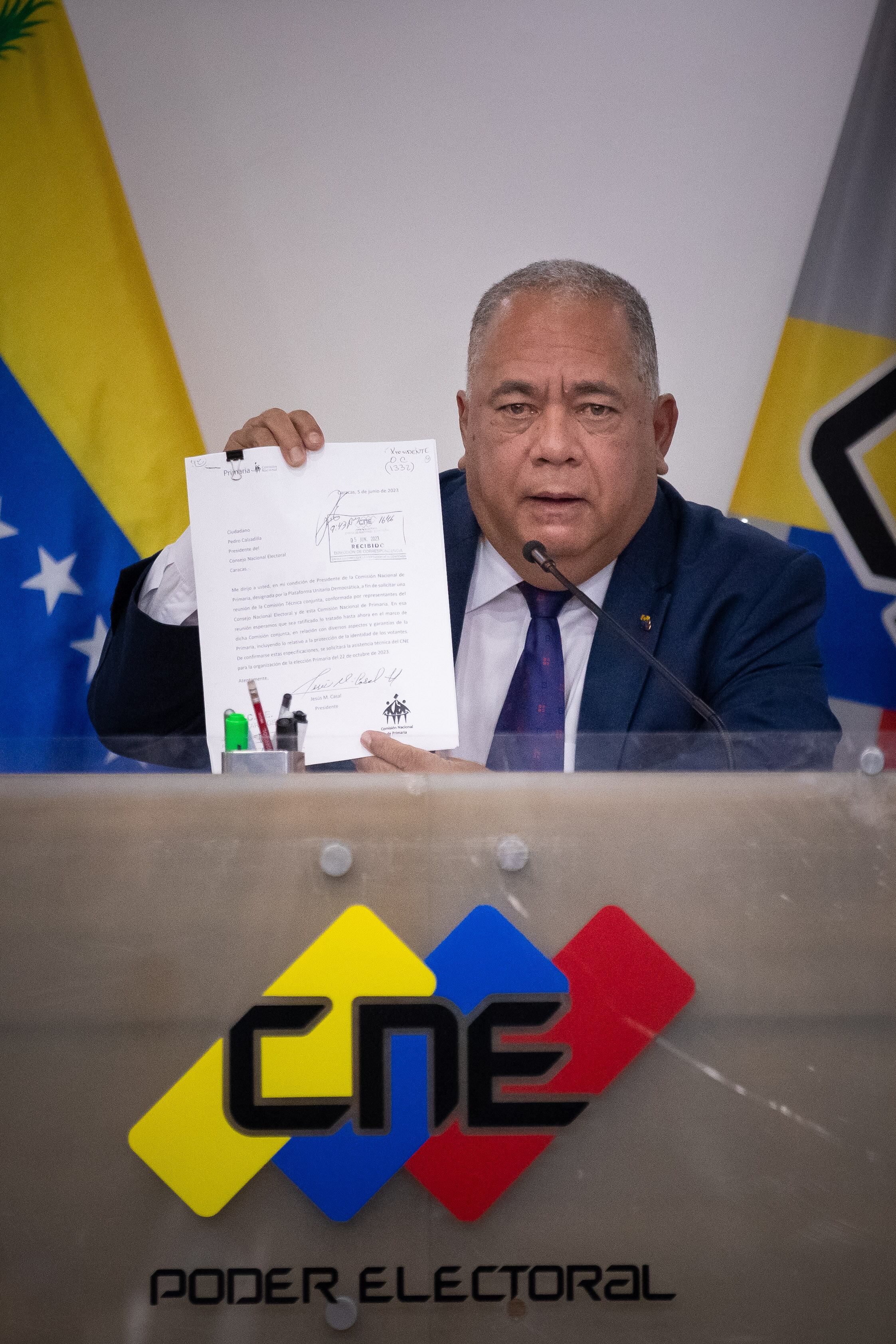 AME1818. CARACAS (VENEZUELA), 22/09/2023.- El rector y presidente del Consejo Nacional Electoral (CNE), Elvis Amoroso, participa durante una declaración a los medios de comunicación, hoy, en Caracas (Venezuela). El Consejo Nacional Electoral (CNE) de Venezuela proporcionará asistencia técnica para las primarias que la oposición celebrará el próximo 22 de octubre, de cara a las presidenciales previstas para 2024, informó este viernes el presidente del ente comicial, Elvis Amoroso. EFE/ Rayner Peña R.