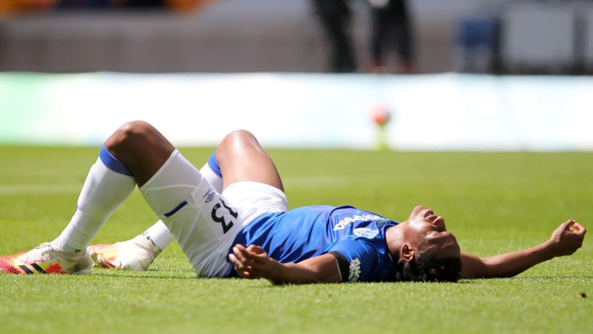 Everton perdió y Yerry Mina se volvió a retirar lesionado