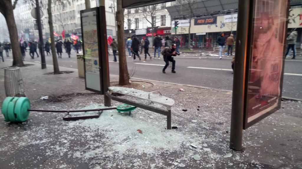 Daños en París (Francia) en medio de protestas de la comunidad Kurda. 
(Foto: Umit Donmez/Anadolu Agency via Getty Images)