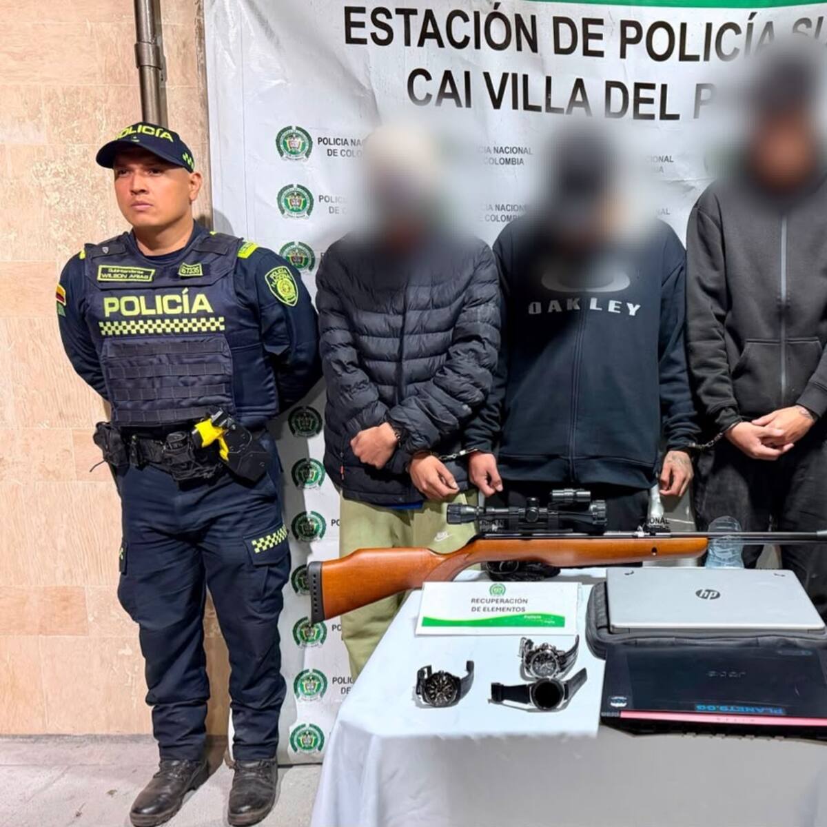 Capturaron a tres apartamenteros en Bogotá: tenían un rifle, computadores y relojes