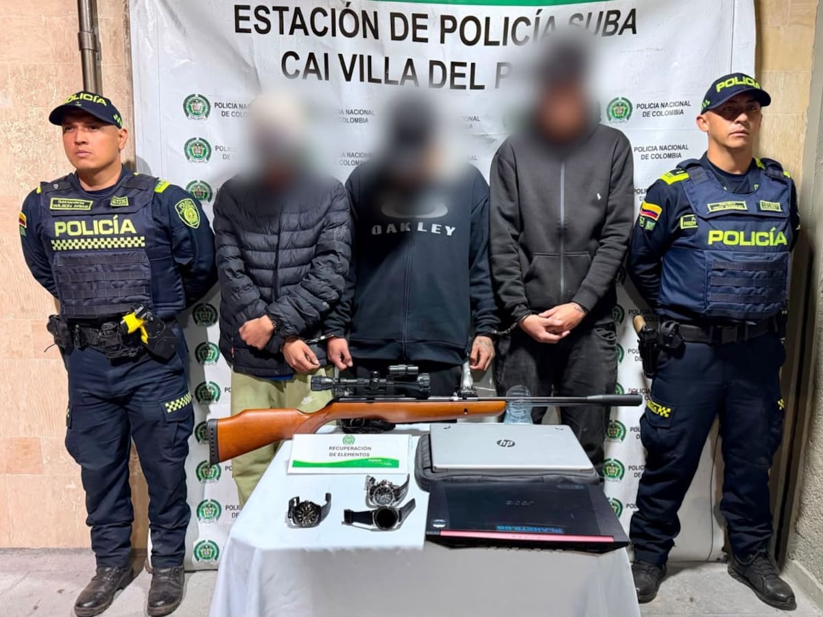 Capturaron a tres apartamenteros en Bogotá: tenían un rifle, computadores y relojes