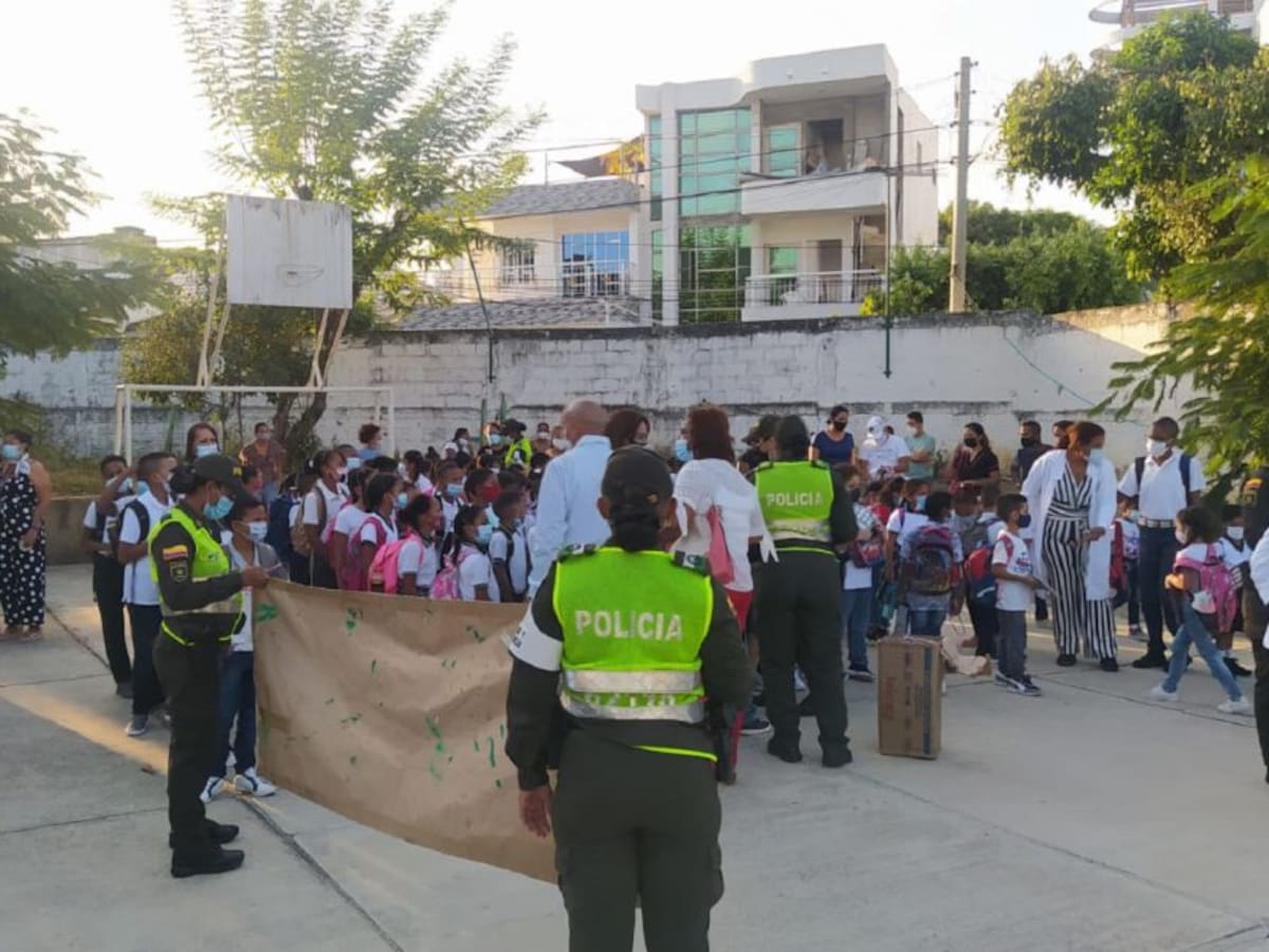 Policía acompaña a estudiantes en regreso a clases en Cartagena