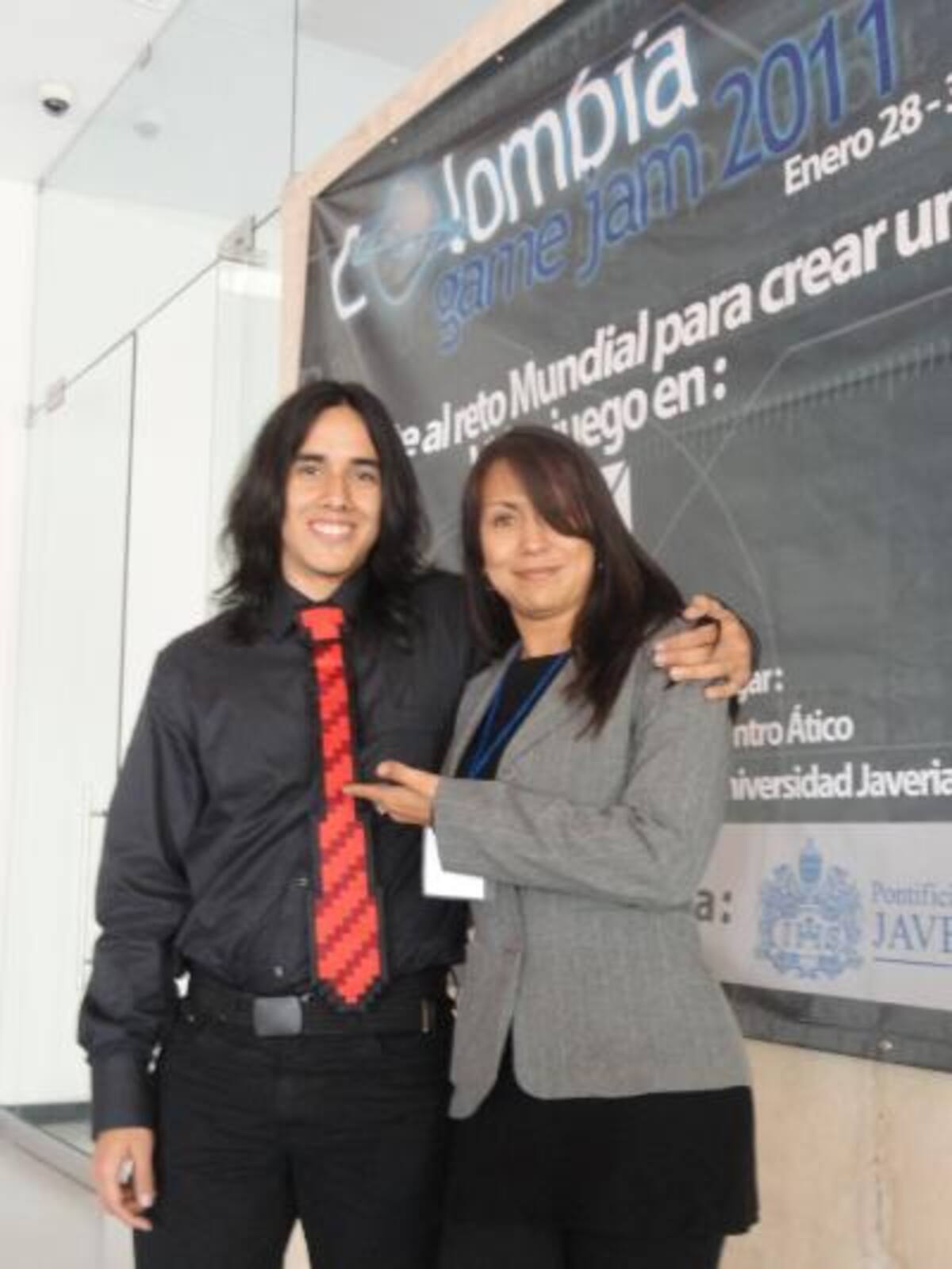 David Arcila, periodista de GamersOn dictó una conferencia sobre las limitaciones en el diseño de videojuegos. Aquí lo acompaña Sandra Rozo, directora de la revista, vocera y organizadora de Colombia Game Jam.