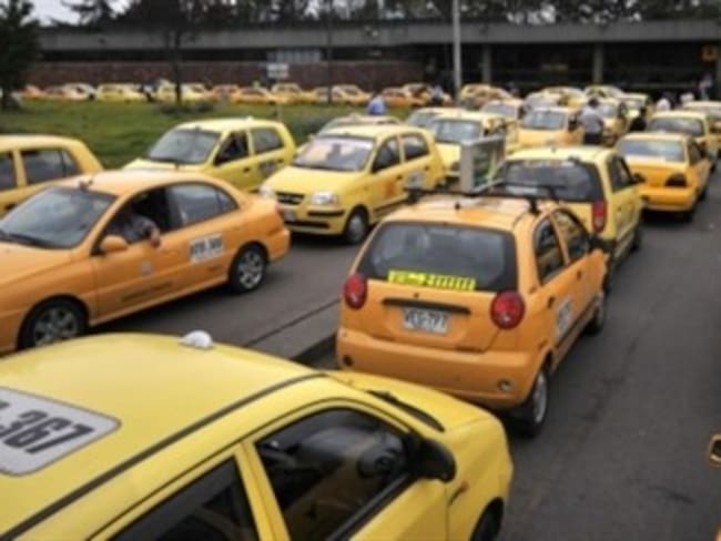 Alcaldía de Bogotá apoya formalización laboral de los taxistas