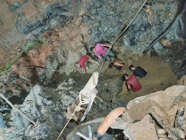 Dos menores de edad murieron tras un deslizamiento de tierra en una mina de oro en Nechí, Bajo Cauca antioqueño. Foto: Tomada de Nechí Canal TV