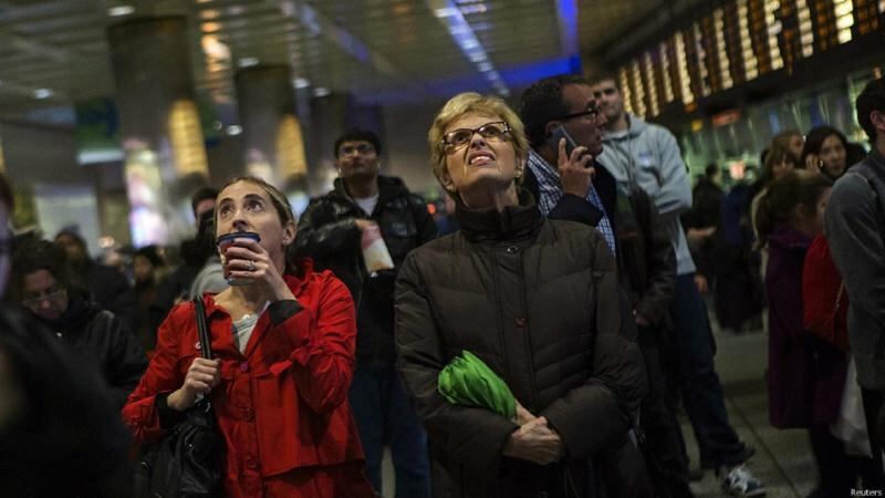 Sin embargo, muchos viajeros permanecen varados en los aeropuertos debido a complicaciones relacionadas al alto flujo de pasajeros y a las difíciles condiciones climatológicas por la cercanía con el invierno