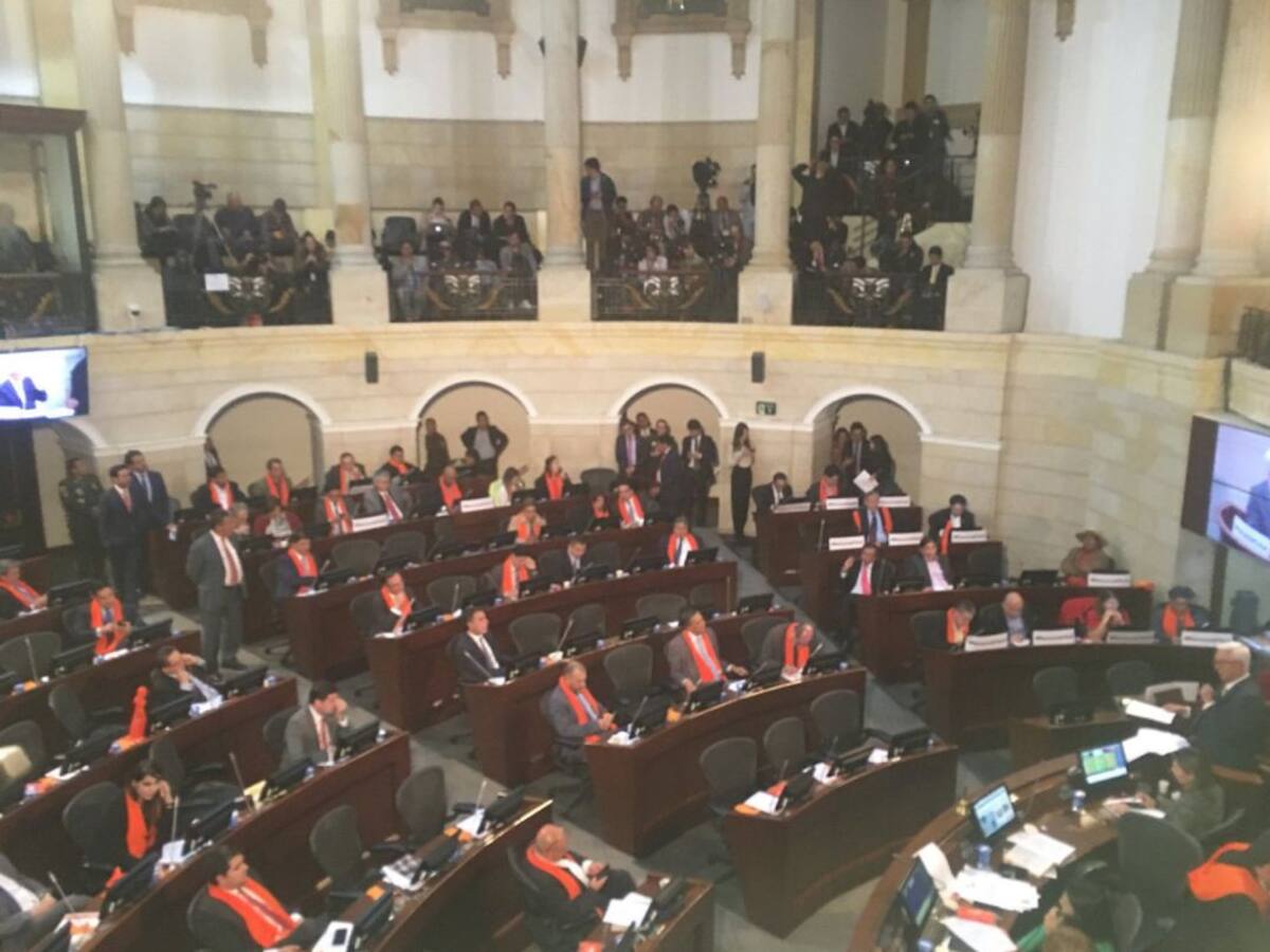 Uribismo desvía el debate al fiscal con video de Petro contando Plata