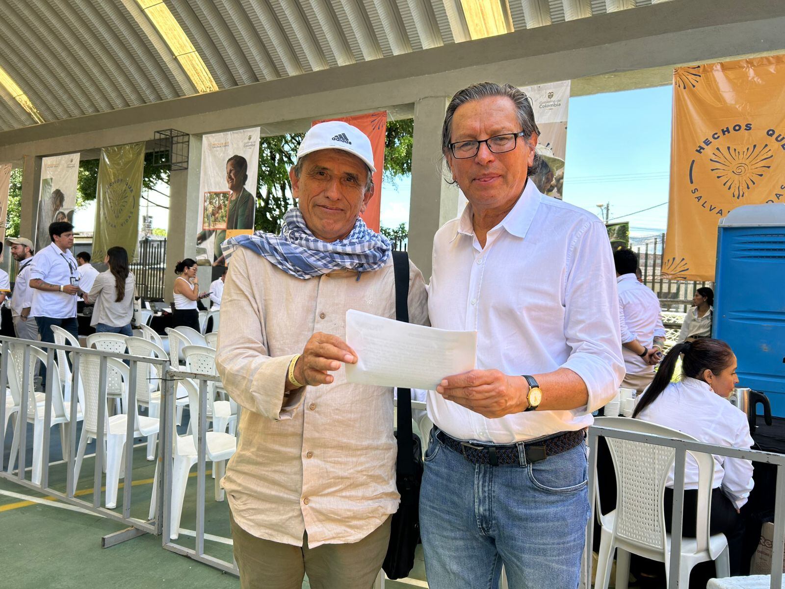 Armando Novoa, jefe del equipo negociador del Gobierno y Walter Mendoza, jefe del equipo negociador de la Coordinadora Nacional Ejército Bolivariano