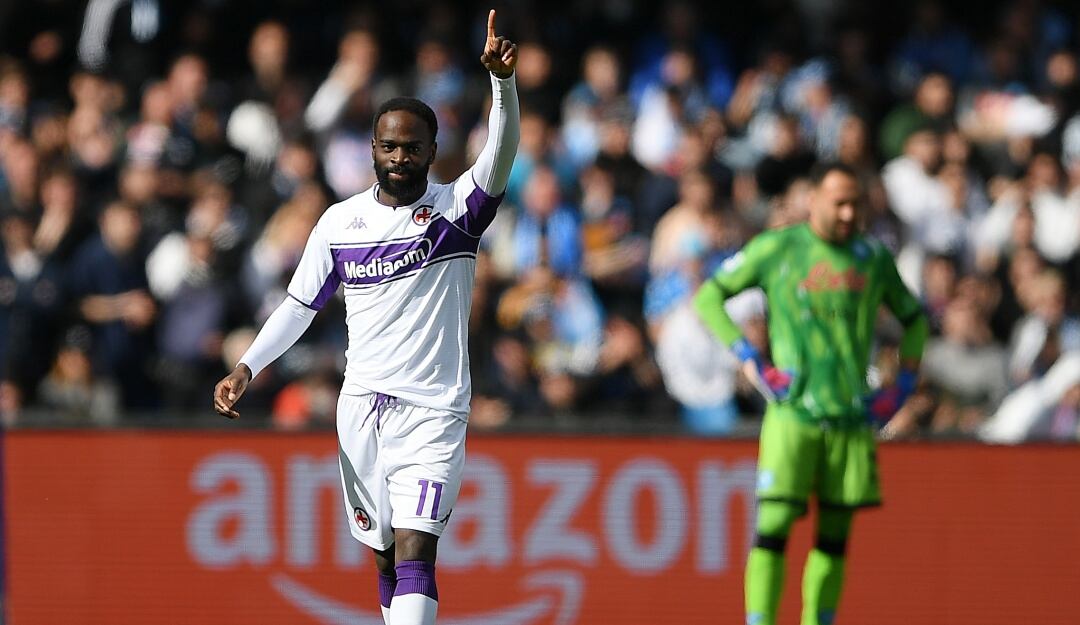 Jonathan Ikoné festeja el tercer gol de la Fiorentina, ante la decepción de David Ospina.