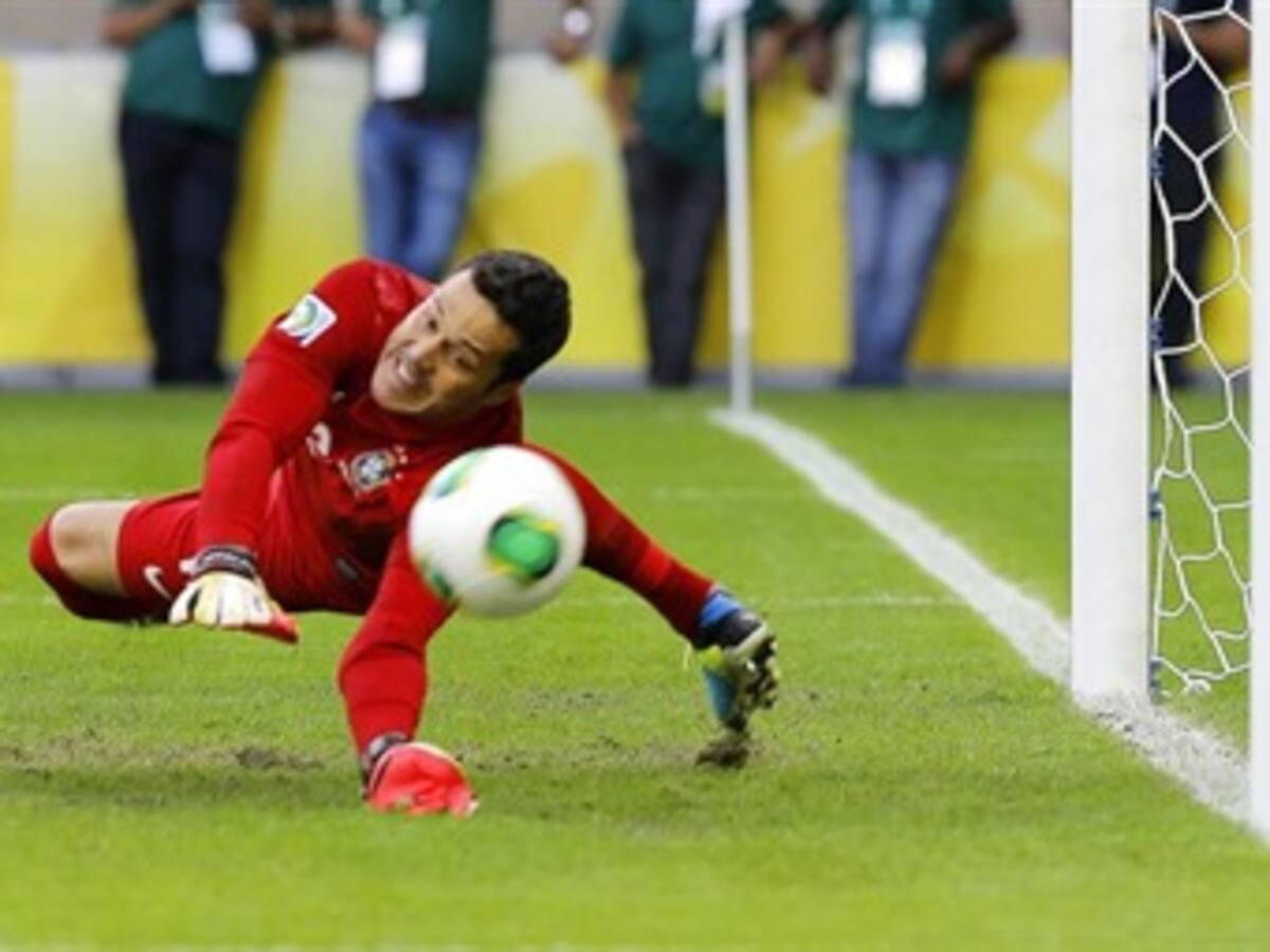 Julio César feliz por atajar un penalti en la victoria sobre Uruguay