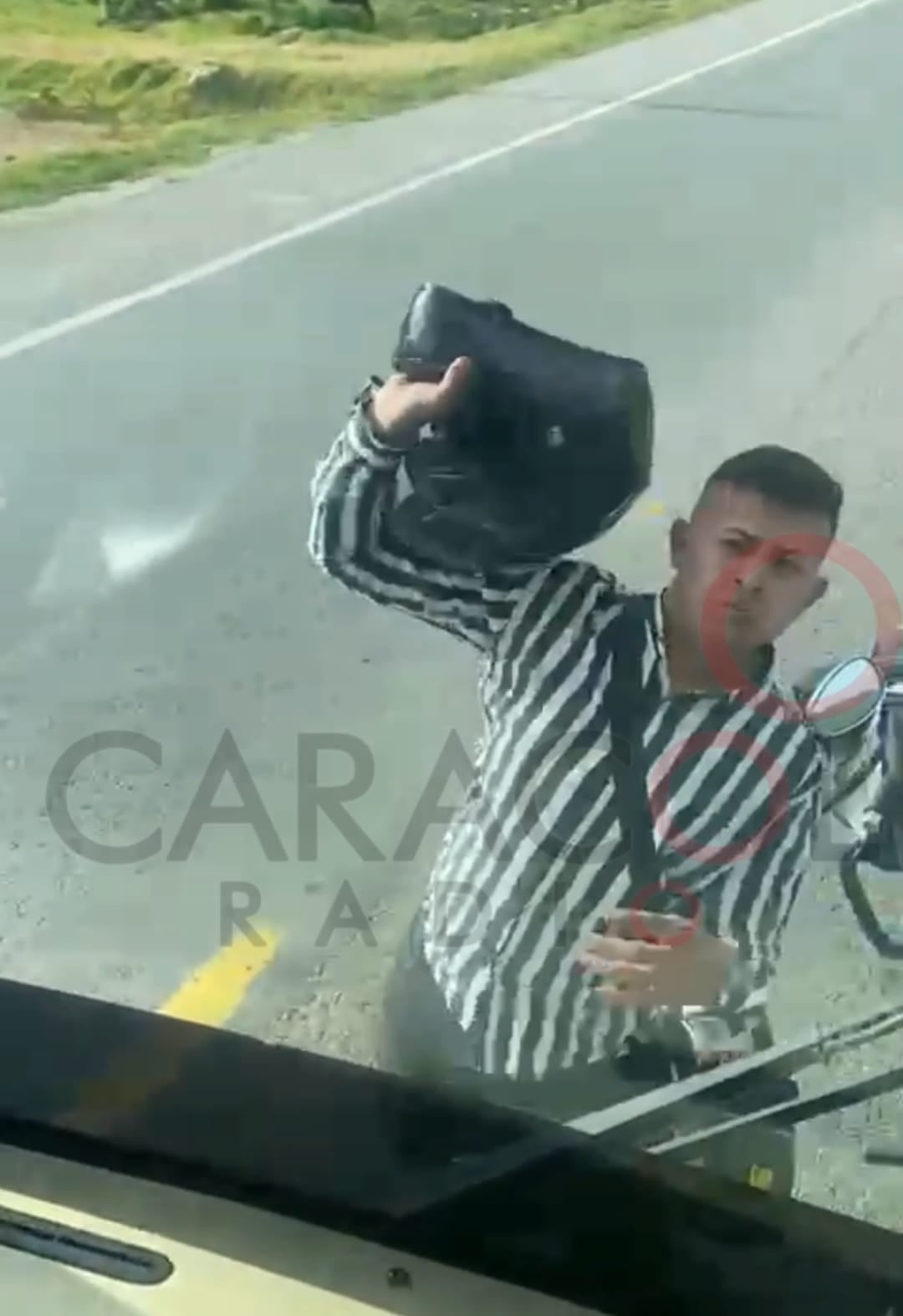 Hombres golpean vidrios de ruta escolar del Colegio Suazapawa / Cortesía.