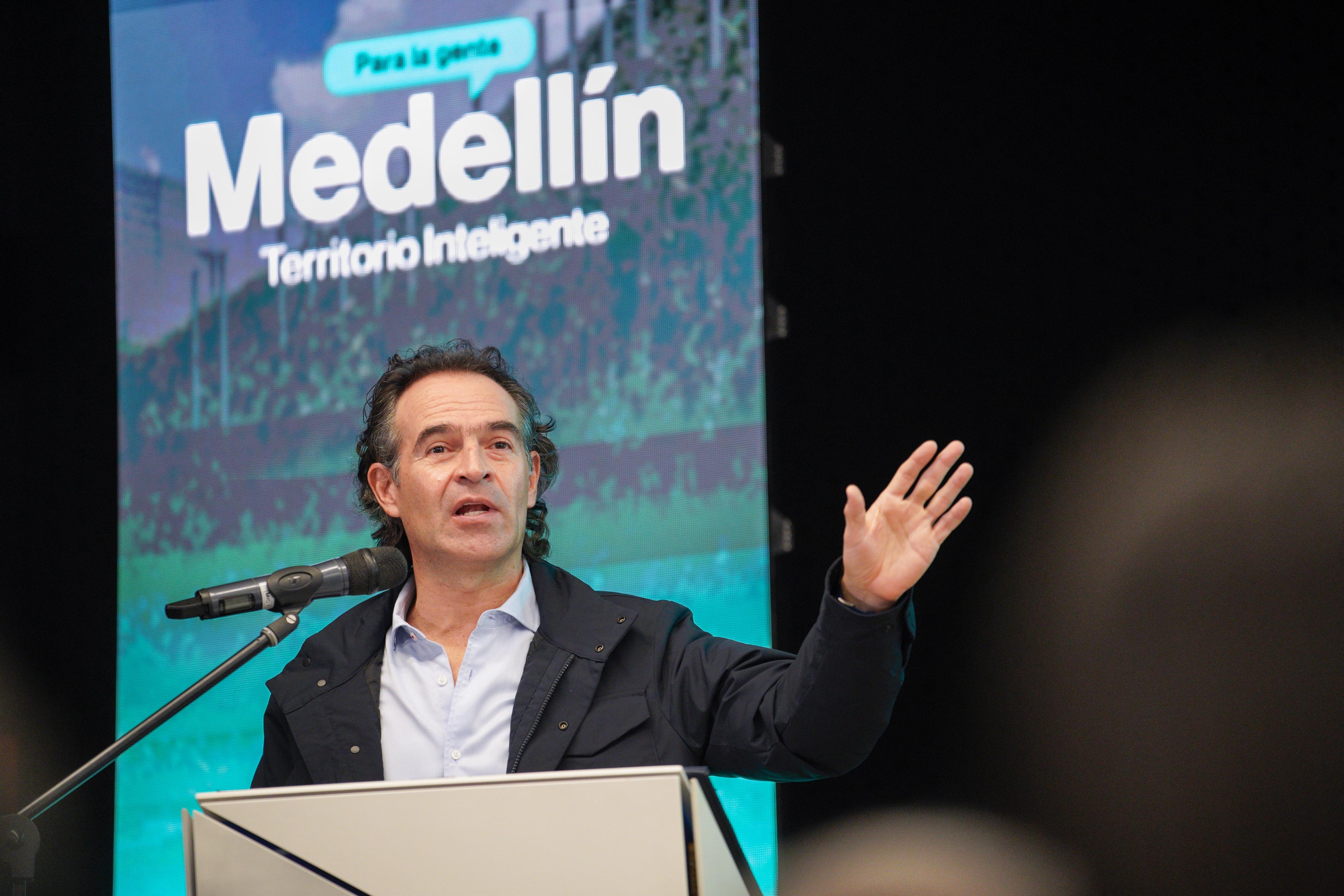 Para Federico Gutierrez, alcalde de Medellín, "la confianza (de la ciudadanía) se recupera con hechos, no con discursos, y eso solo se logra si el gobierno, las empresas y la comunidad trabajan juntos". | Foto: W Radio Colombia