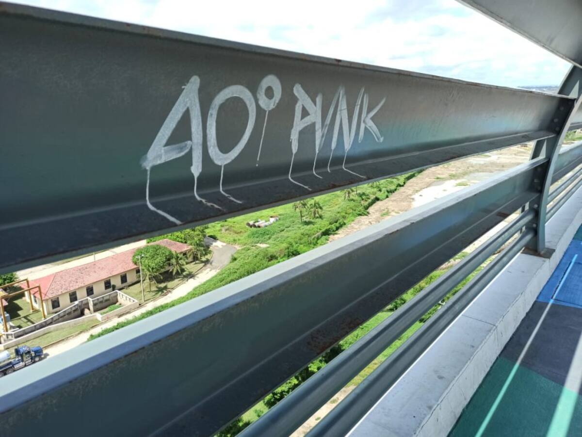 En varias partes del puente se observan grafitis