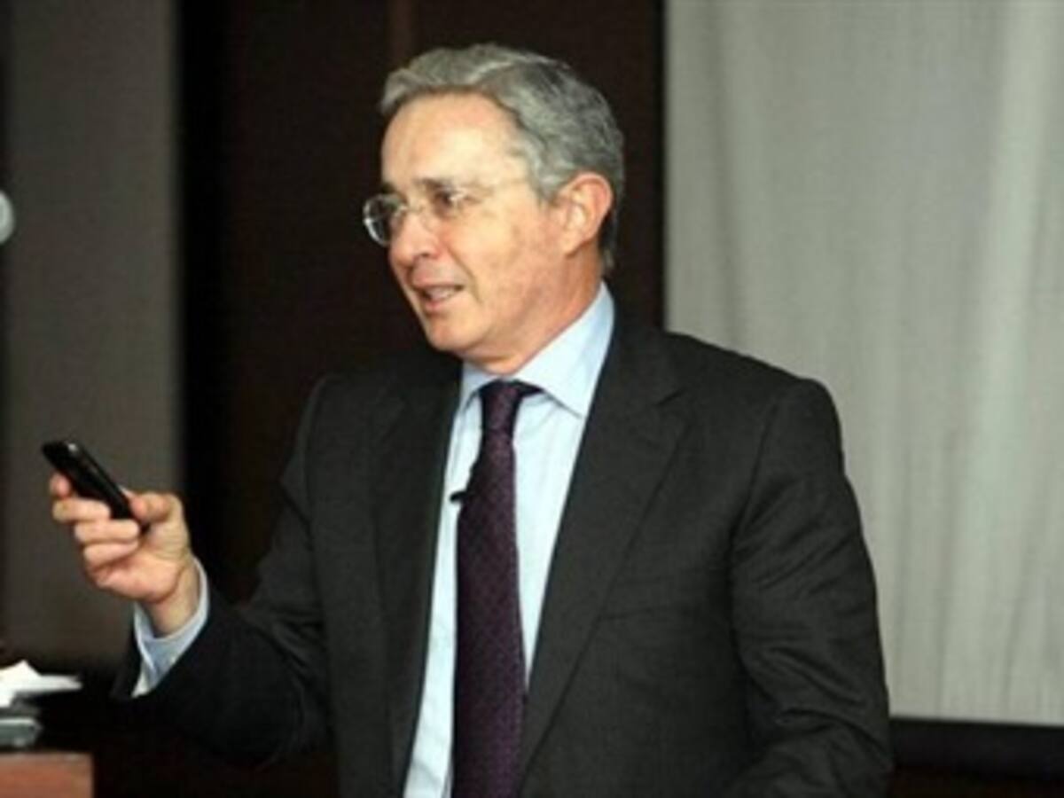 Uribe felicita a Martha Lucía Ramírez por su candidatura presidencial