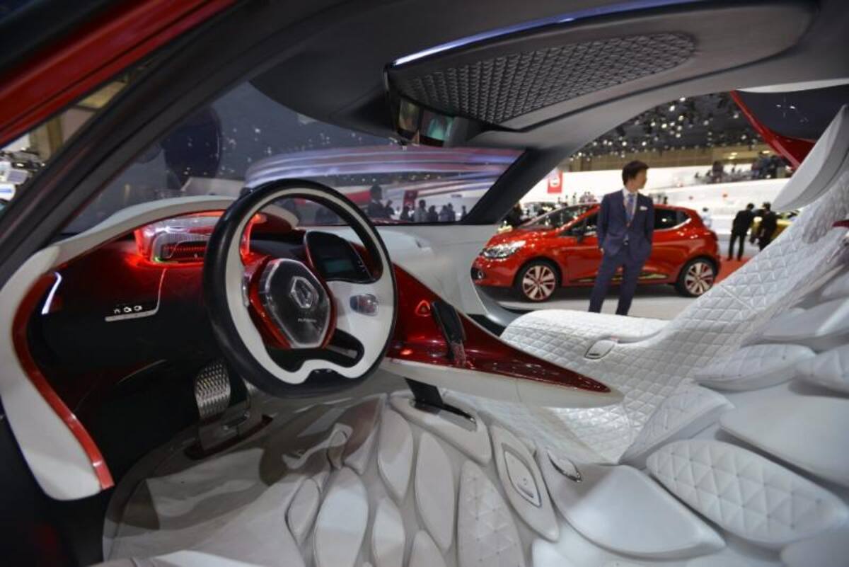 Vista del interior del nuevo concept car eléctrico de Renault, el 'DeZir', durante su exhibición en la 43ª edición del Salón del Automóvil de Tokio (Japón)