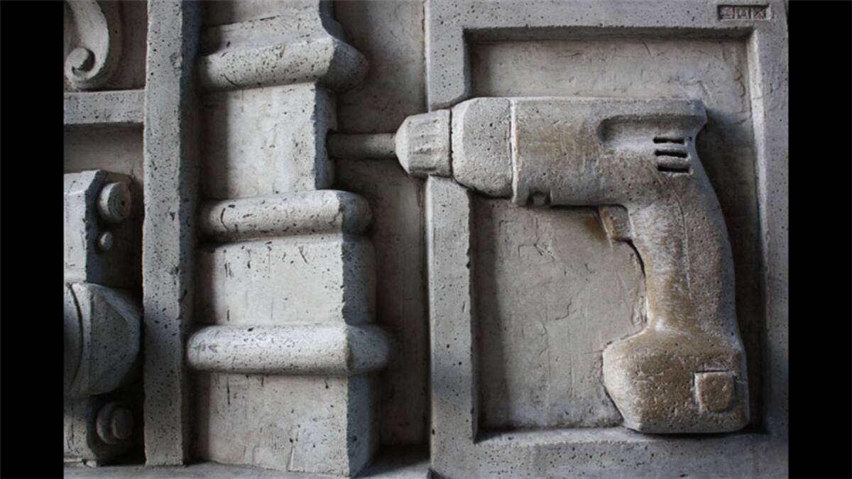 Carlos Calvimontes Rojas:  "Lo actual de los miles de útiles empleados en toda una vida de trabajo y entretenimiento; para el dibujo de proyectos arquitectónicos y urbanísticos, y para trabajos a pluma, lápiz, acuarela y óleo".