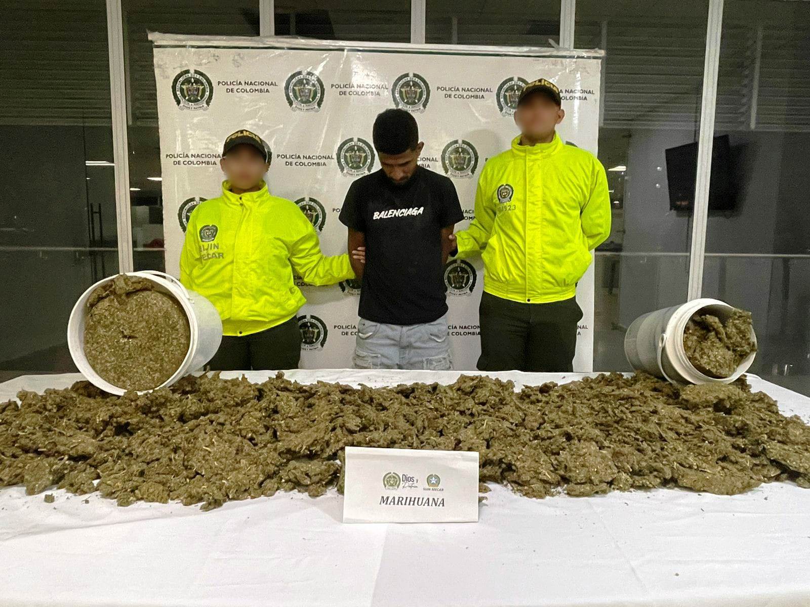 Bajan del bus a jíbaro con dos baldes llenos de marihuana