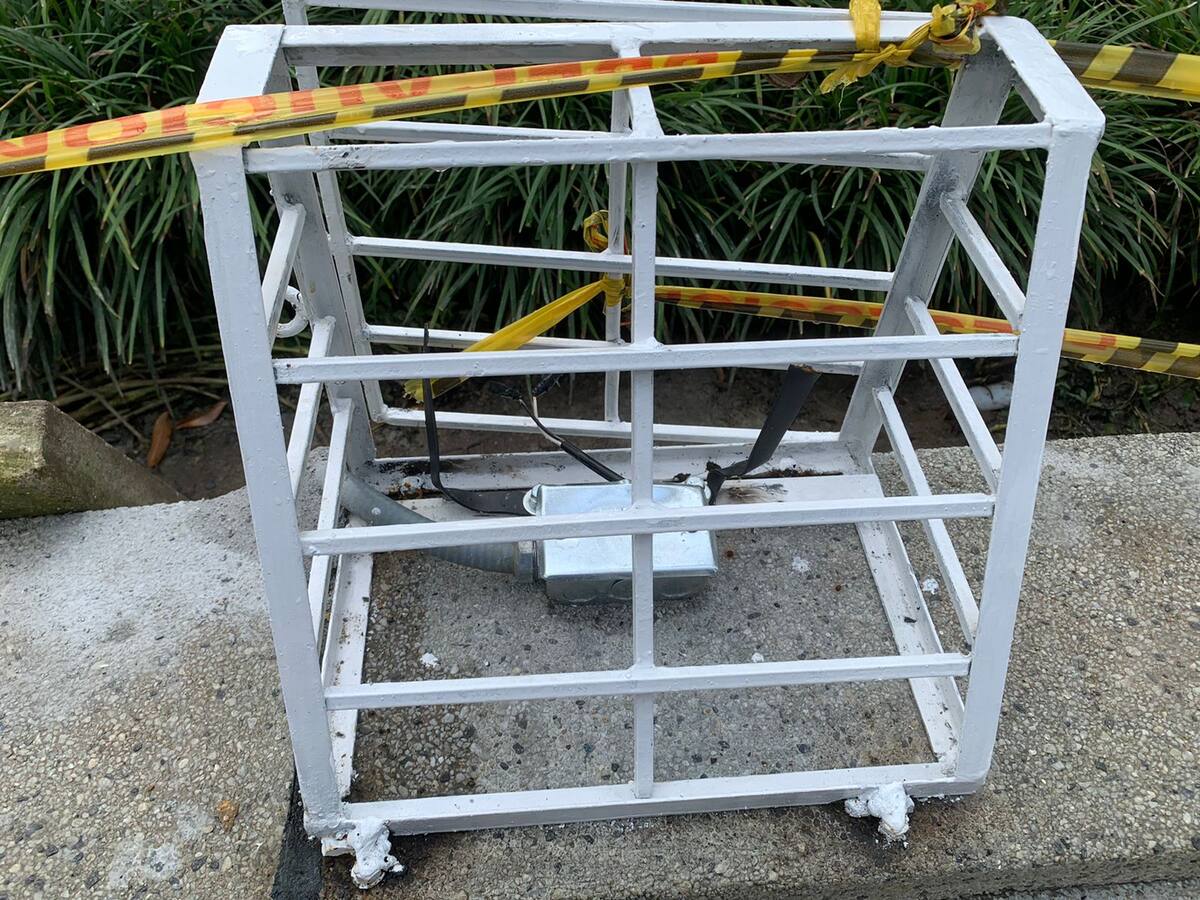 Roban lámparas en el principal parque de Ibagué