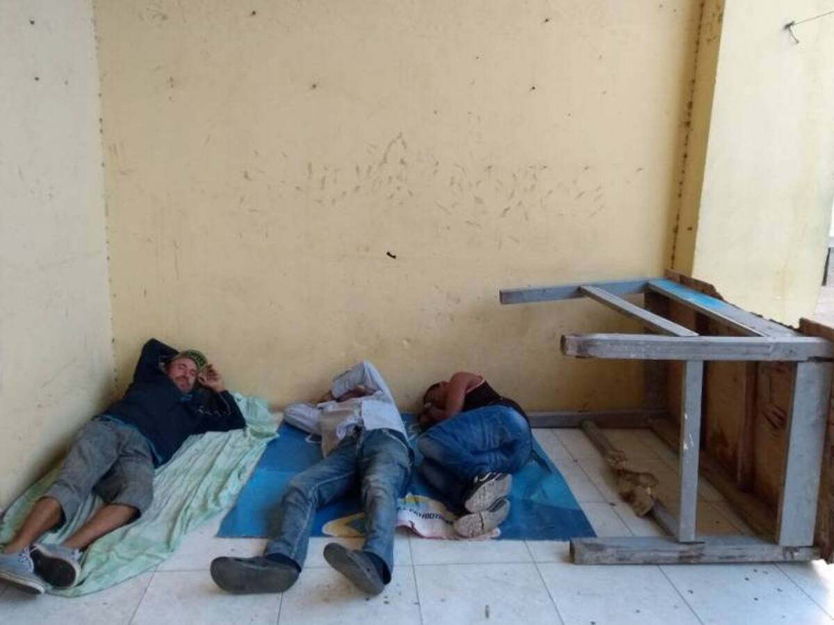 Con pan y agua, venezolanos sobreviven en plazas de Barranquilla