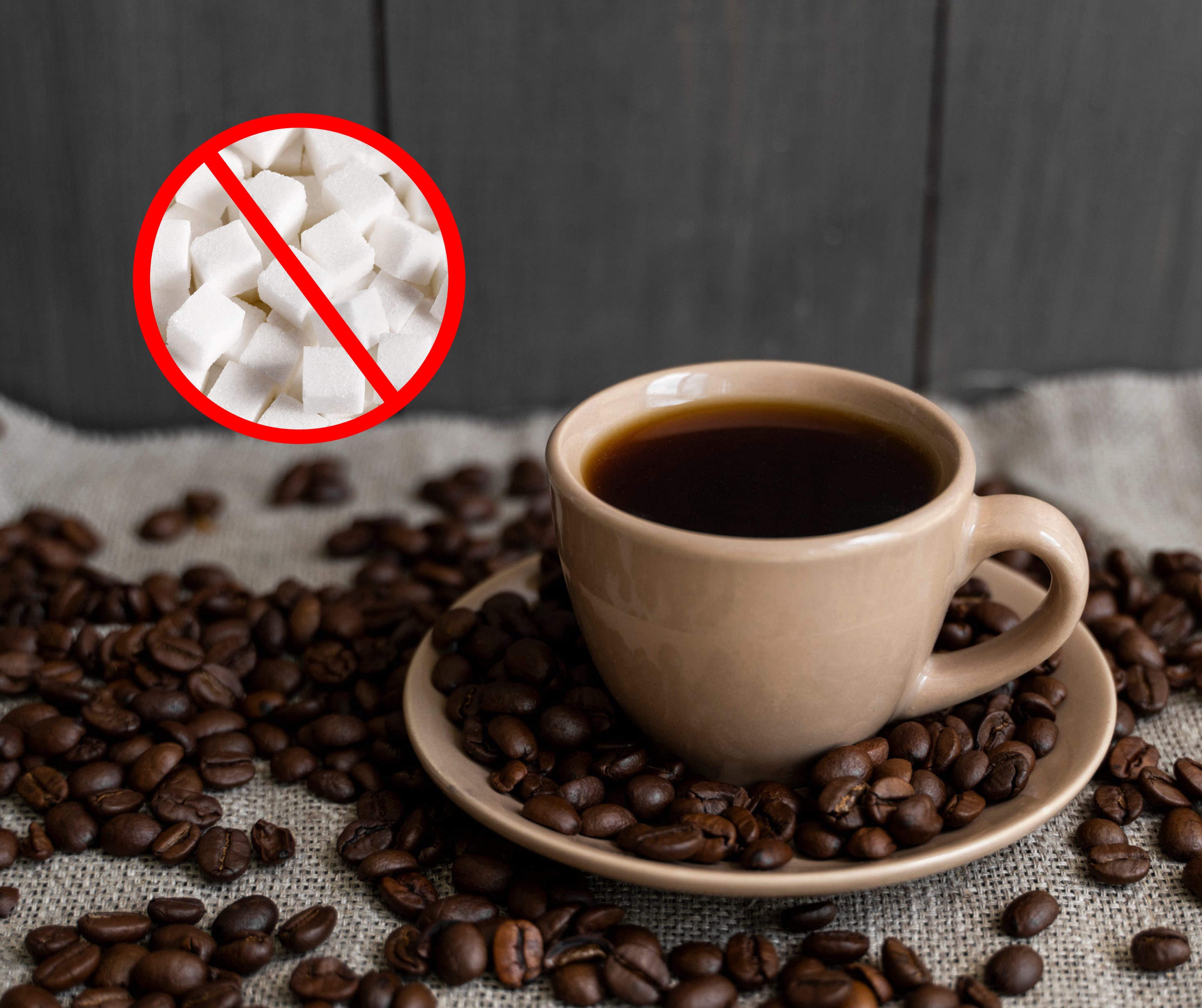 Taza de café negro con granos de café dispersos y azúcar con una señal de prohibición  (Foto vía Getty Images)