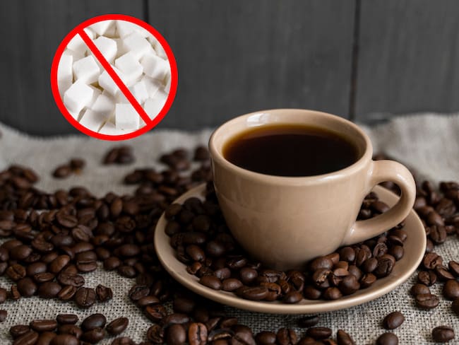Taza de café negro con granos de café dispersos y azúcar con una señal de prohibición  (Foto vía Getty Images)