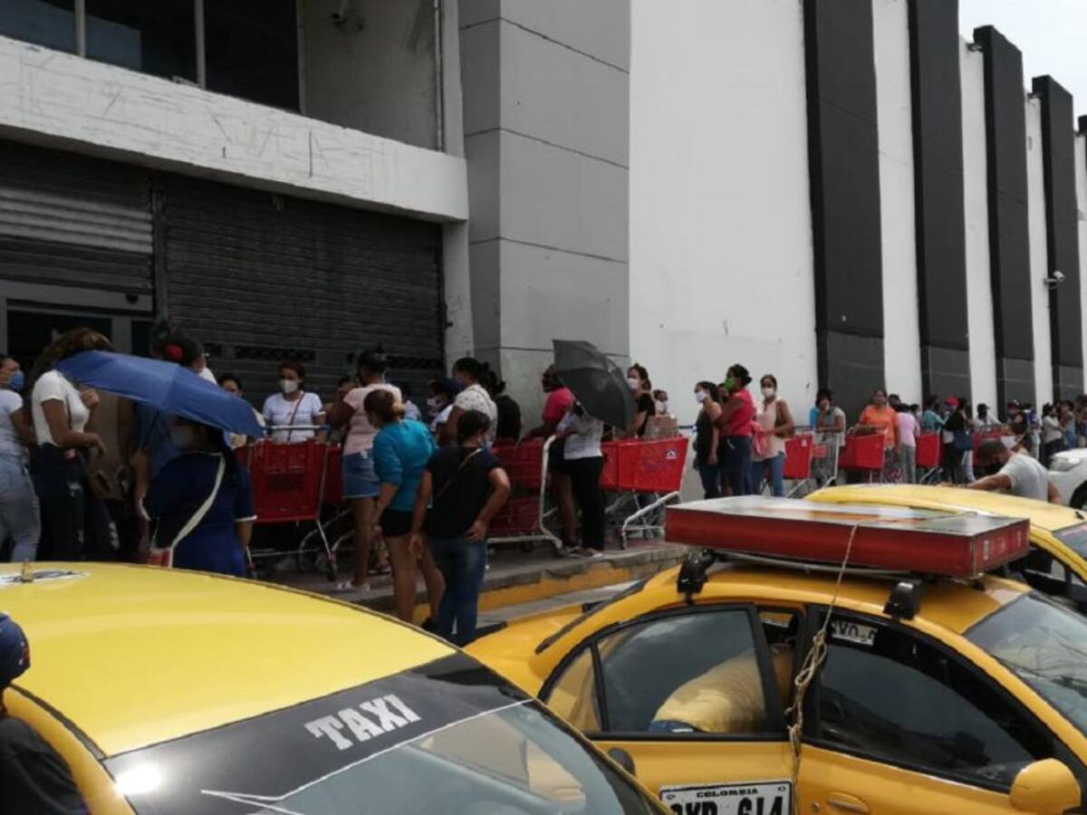 Largas filas y aglomeración en día sin IVA en Soledad