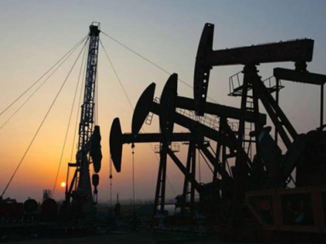 Gobierno revisó a la baja precio de referencia del petróleo a US$55 por barril