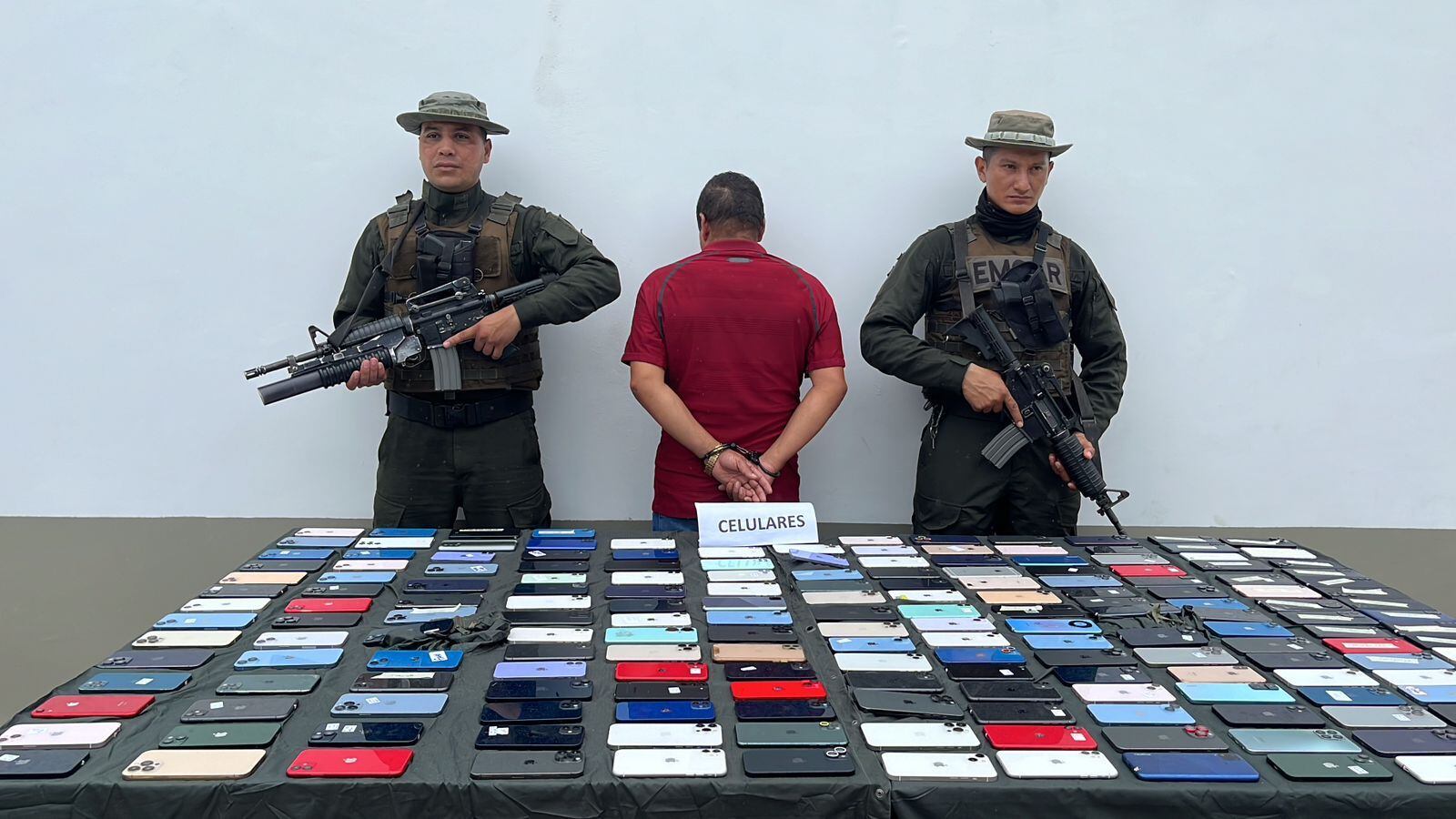 El capturado y los elementos incautados en el procedimiento fueron puestos a disposición de la Fiscalía General de la Nación, quien deberá responder por el presunto delito de receptación.