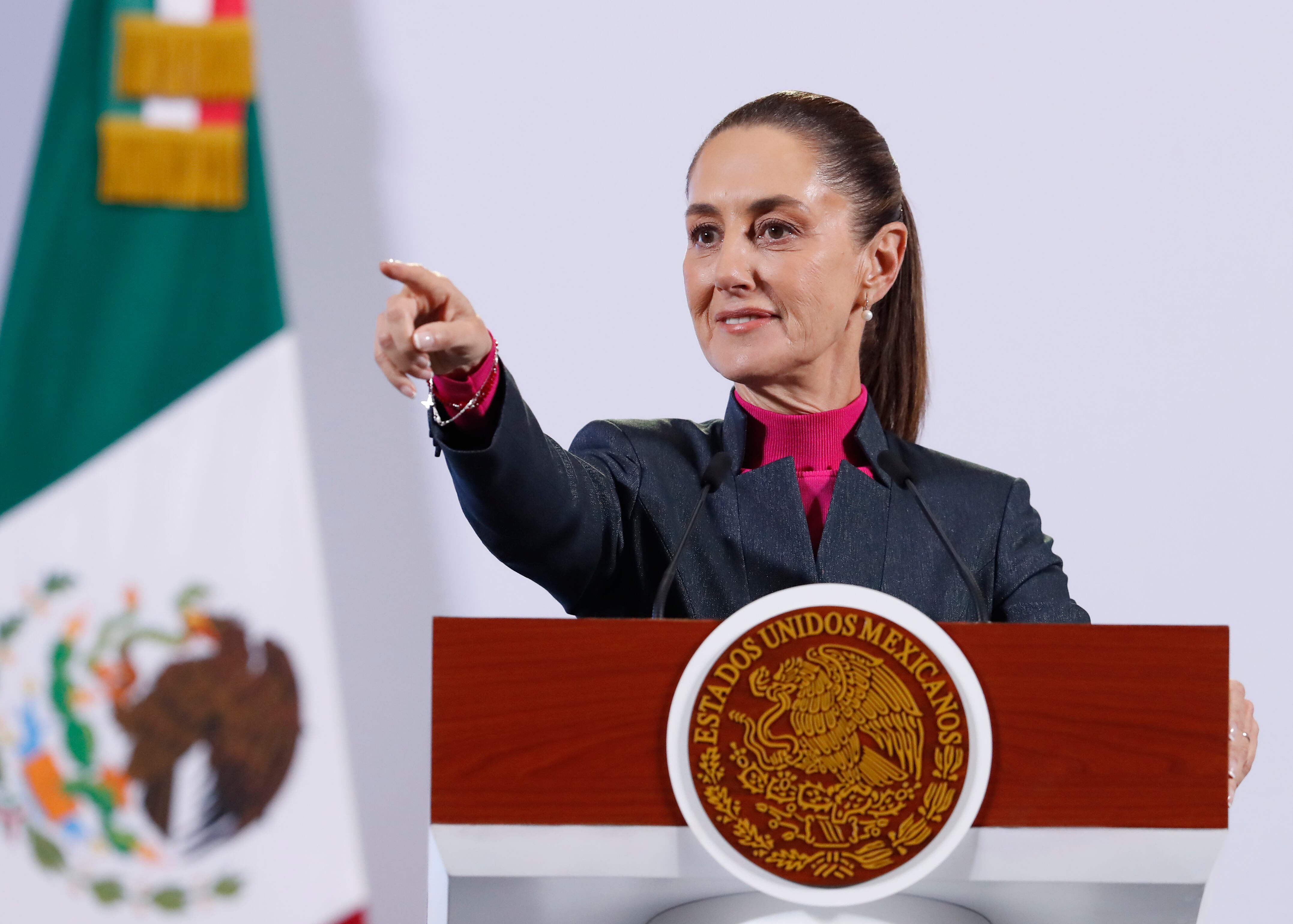MEX5710. CIUDAD DE MÉXICO (MÉXICO), 22/11/2024.- La presidenta de México, Claudia Sheinbaum, participa durante una rueda de prensa este viernes, en Palacio Nacional en Ciudad de México (México).