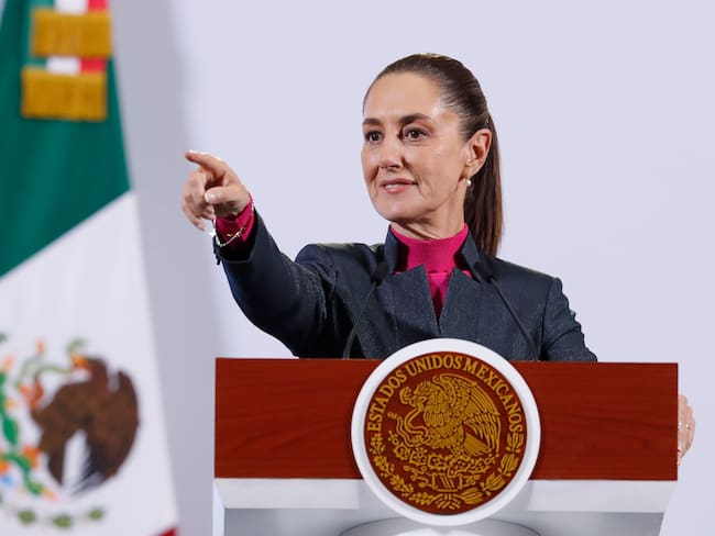 MEX5710. CIUDAD DE MÉXICO (MÉXICO), 22/11/2024.- La presidenta de México, Claudia Sheinbaum, participa durante una rueda de prensa este viernes, en Palacio Nacional en Ciudad de México (México).