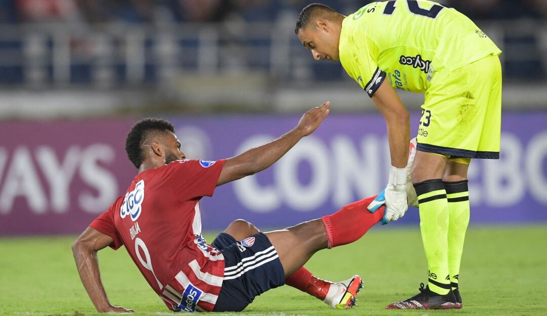 Miguel Ángel Borja es asistido por el portero Sergio Román.