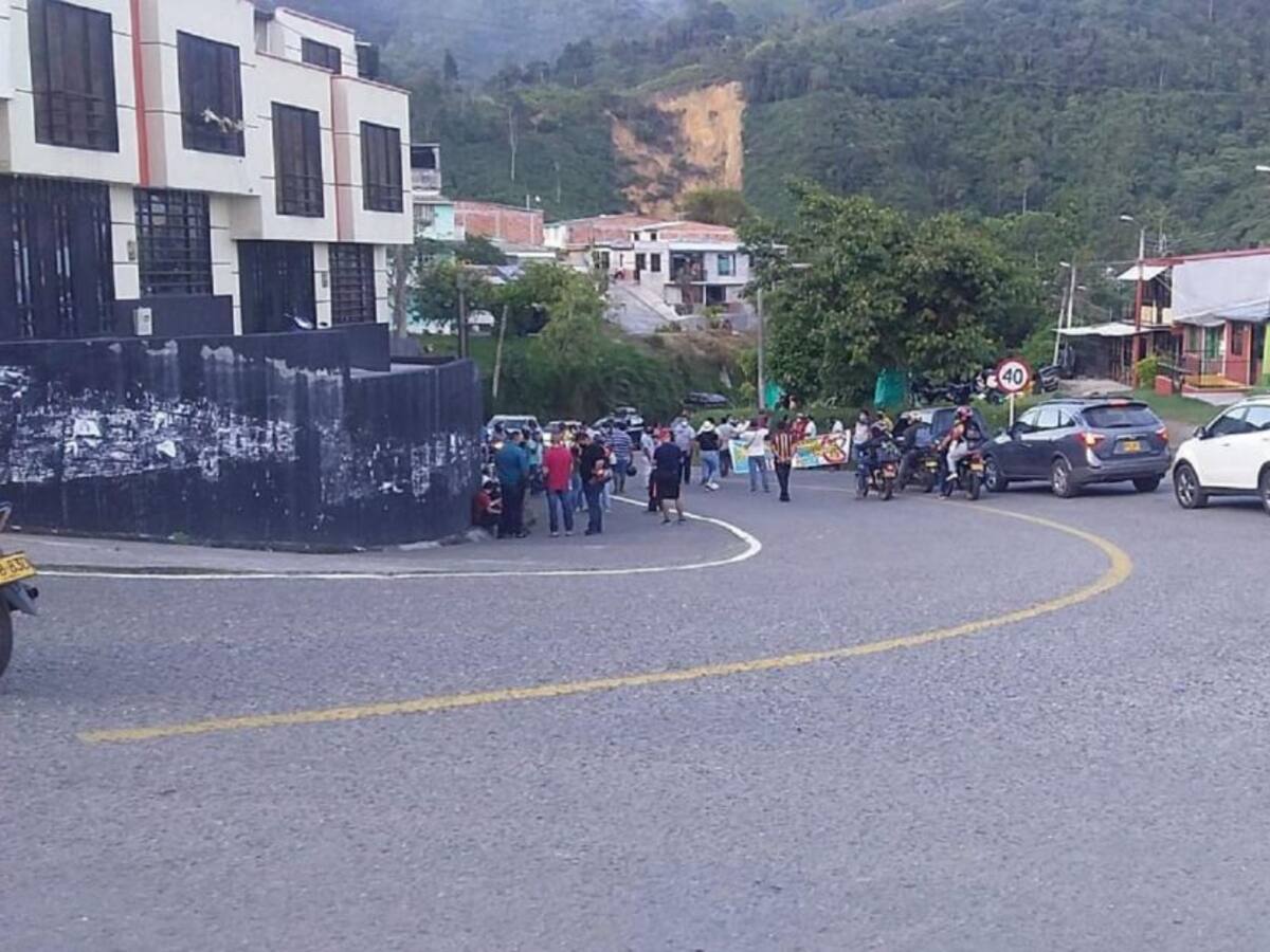 Transportadores protestan por instalación de nuevo peaje en el Tolima