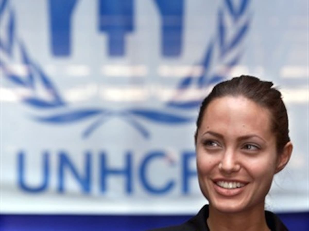 La actriz estadounidense, Angelina Jolie, visita por tercera vez a refugiados colombianos en Ecuador