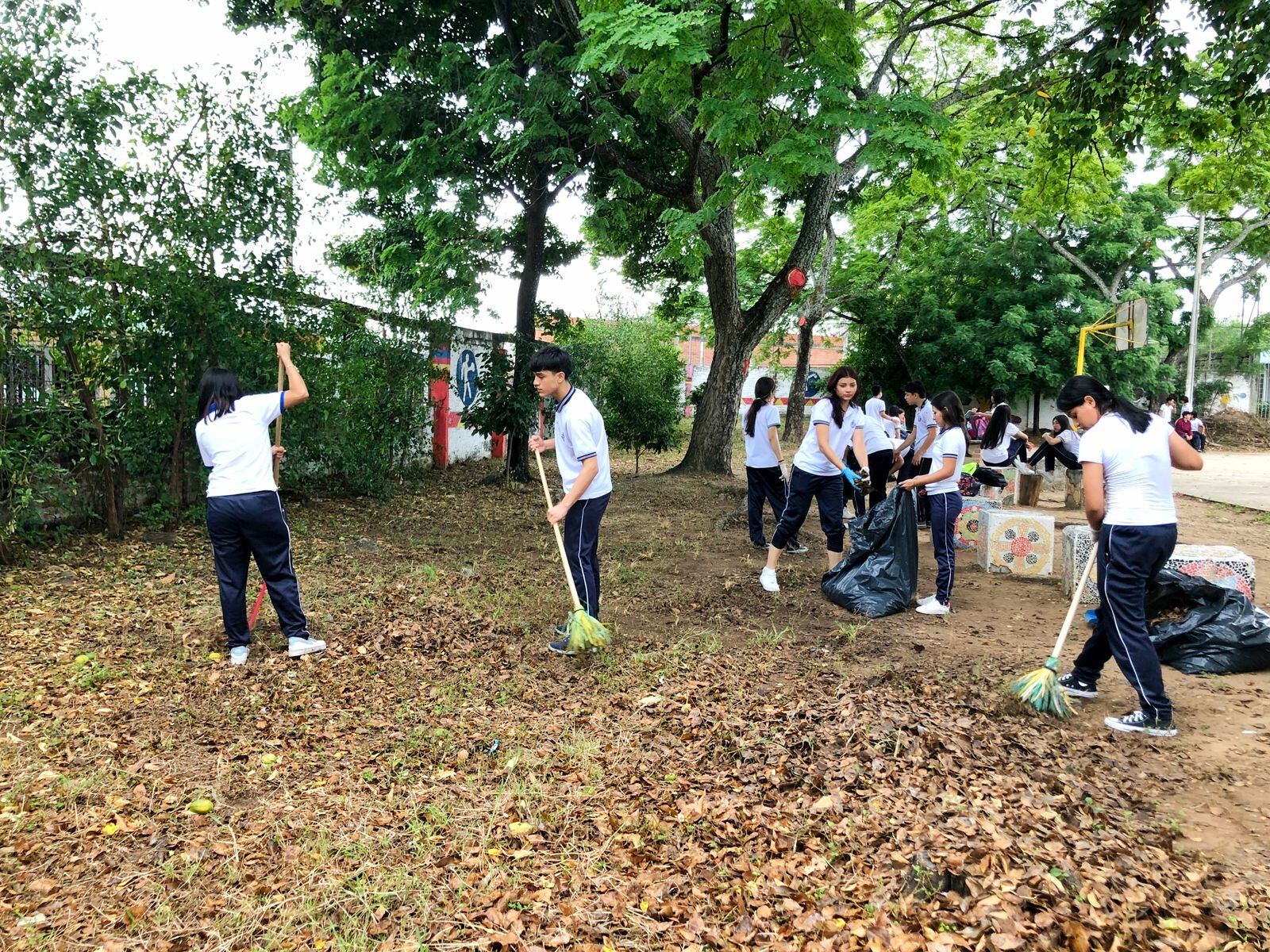 Dentro de las recomendaciones que siguen dando los profesionales está el continuo lavado de albercas y tanques, desechar todos aquellos residuos que sirvan para acumular agua