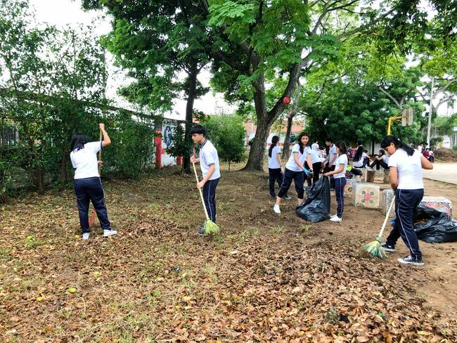 Dentro de las recomendaciones que siguen dando los profesionales está el continuo lavado de albercas y tanques, desechar todos aquellos residuos que sirvan para acumular agua