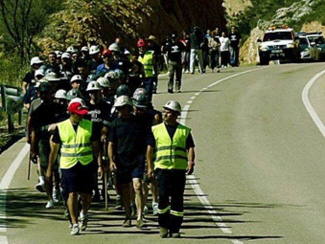 Mineros en Caldas mantienen bloqueos en la vía Manizales-Medellín