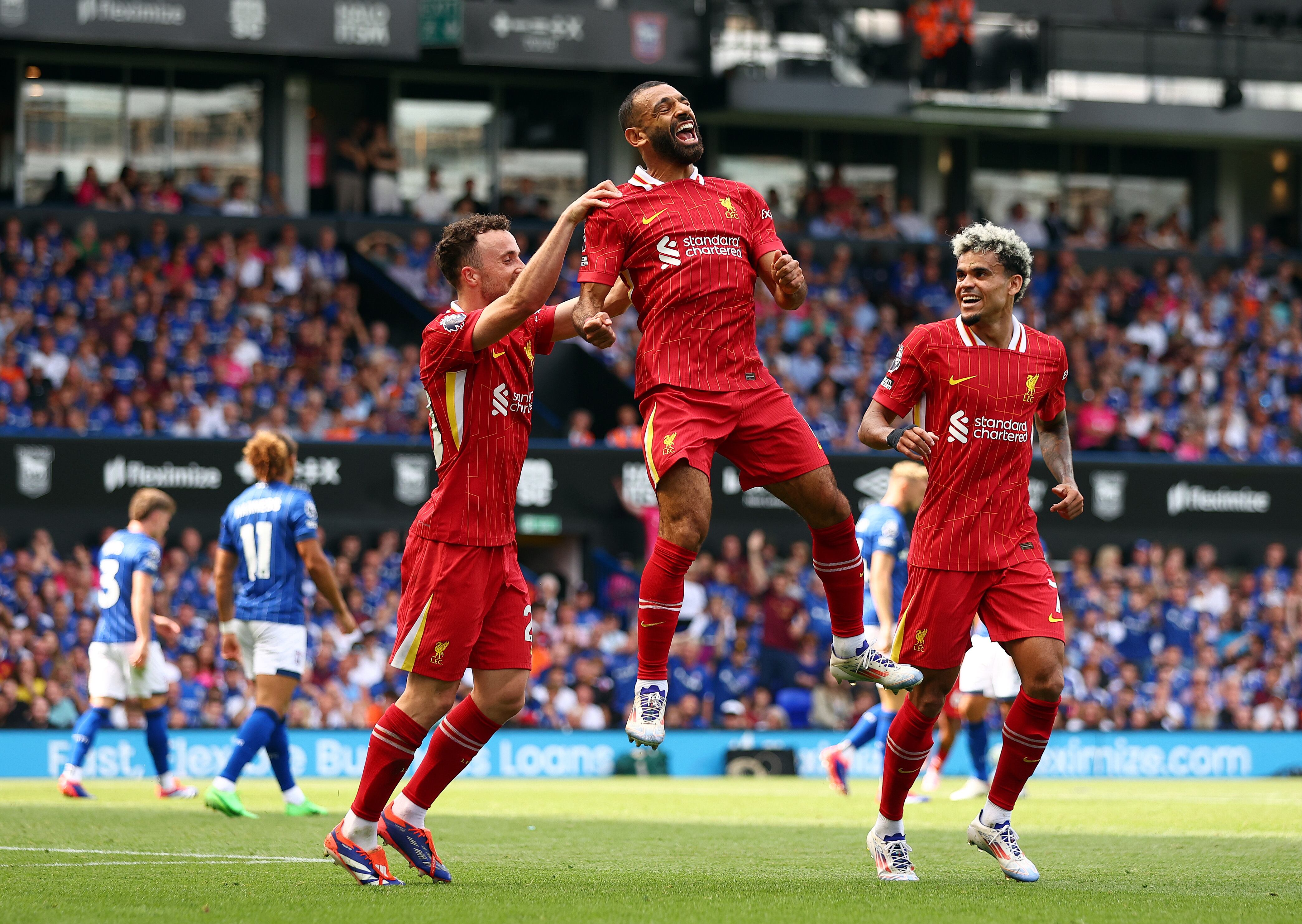 Luis Díaz festeja el gol de Mohamed Salah ante el Ipswich Town. (Photo by Marc Atkins/Getty Images)