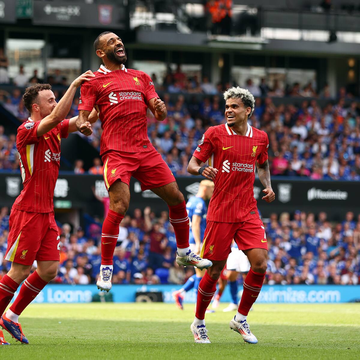 Liverpool, en un gran partido de Luis Díaz, debutó con victoria en la Premier League