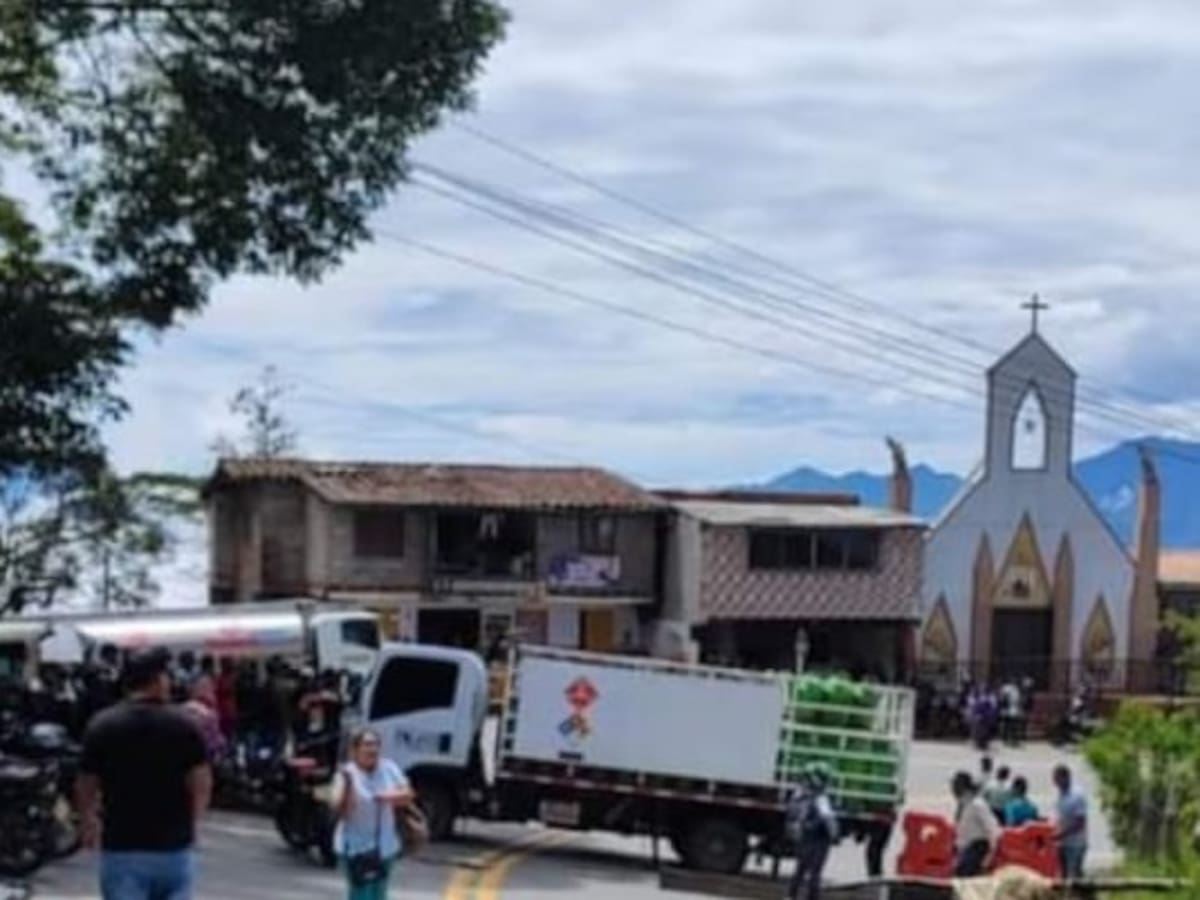 Unas 350 personas bloquean la vía Medellín- Urabá en cinco puntos de Buriticá