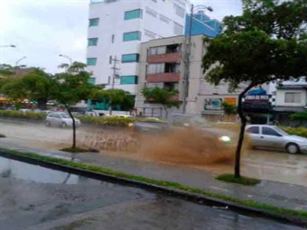 Fuertes lluvias en Medellín ocasionan cierre de vías por inundaciones