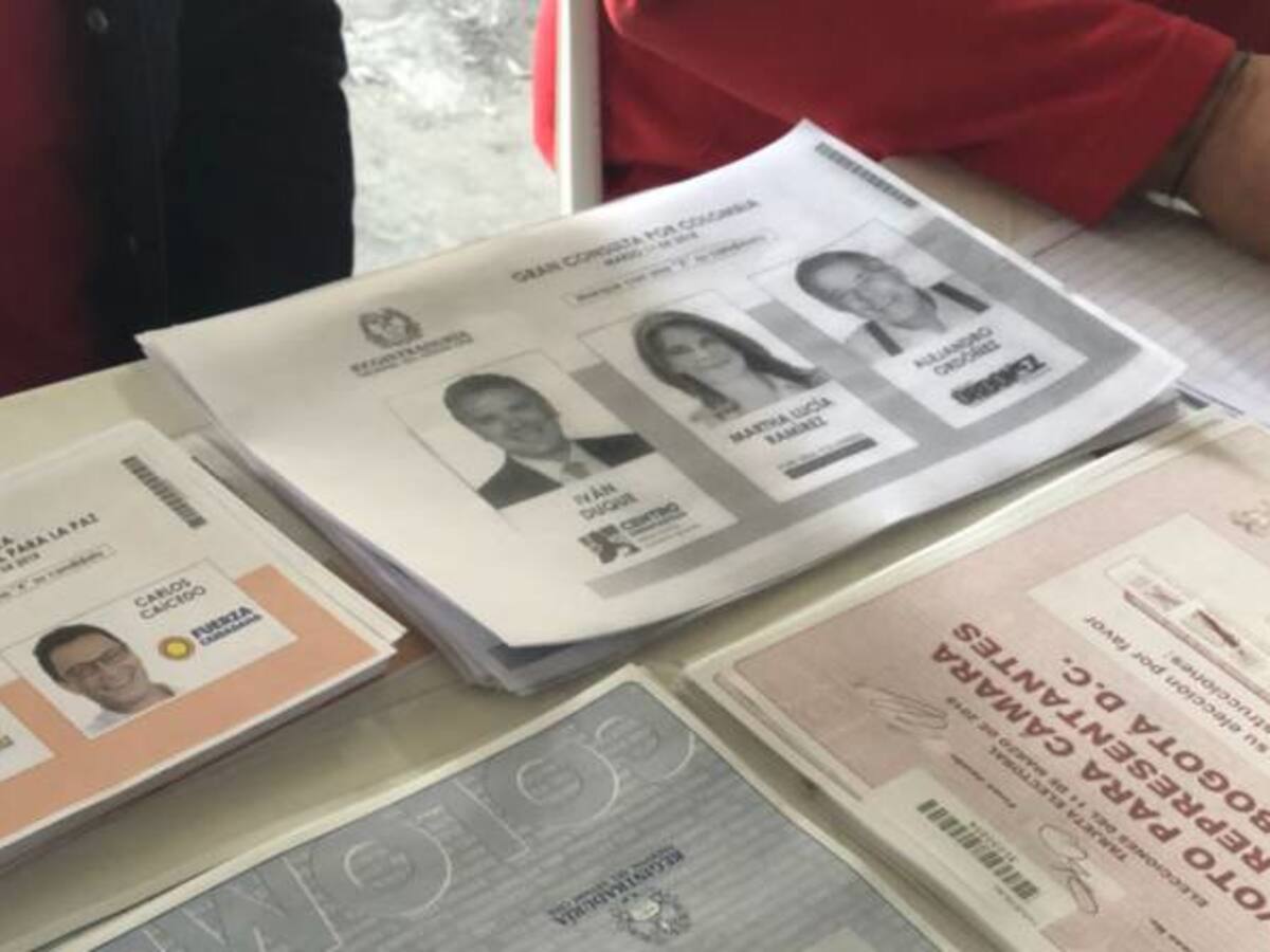 Con fotocopias los colombianos comienzan a votar en consultas de partidos
