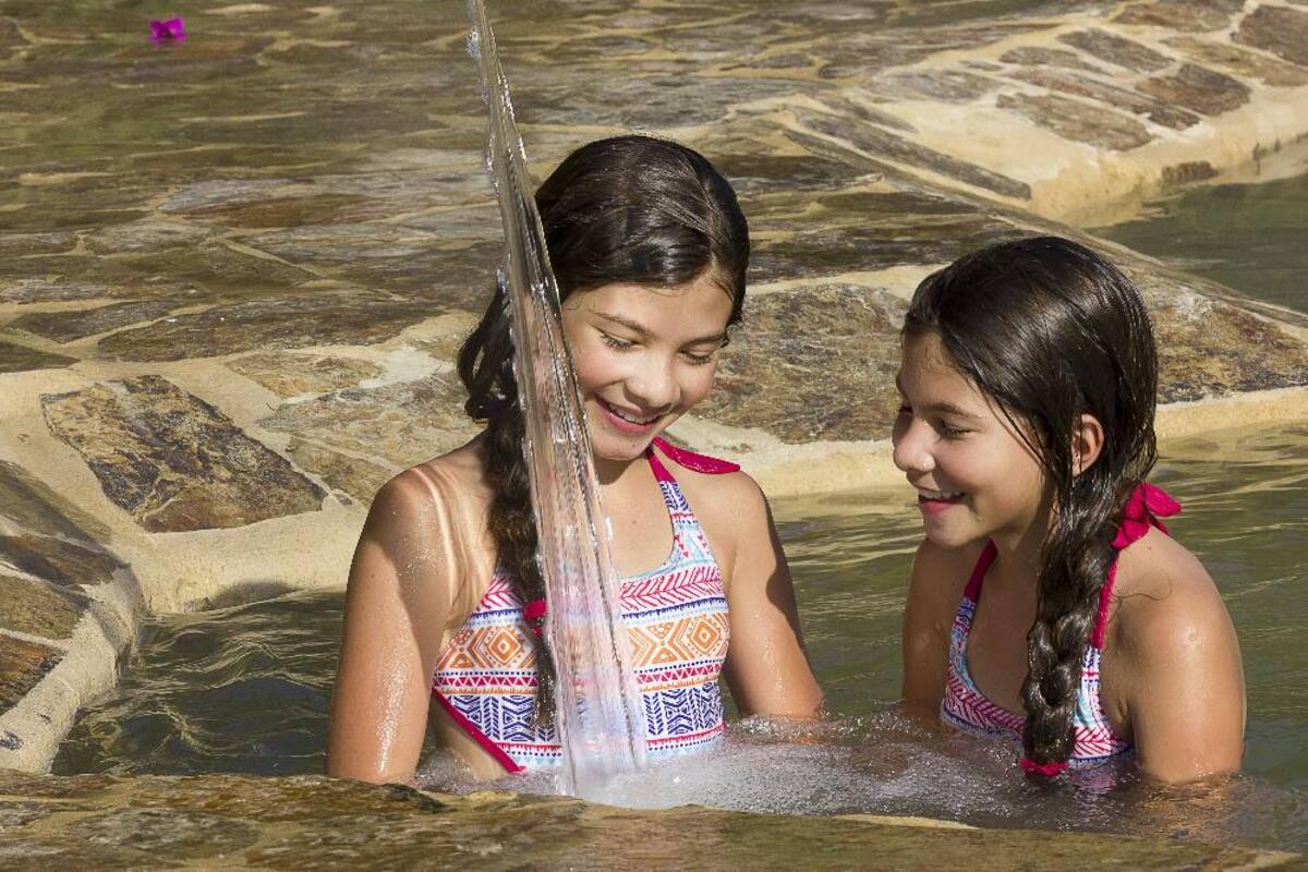 En estas piscinas termales, ubicadas en Santa Rosa de Cabal, se sentirá el placer del calor y las sales naturales; más que entretenimiento proporciona salud y bienestar.