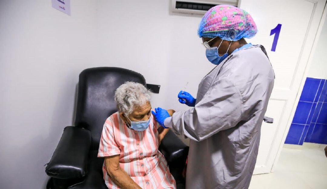 La meta de la EPS es aplicar 13.596 biológicos a adultos mayores