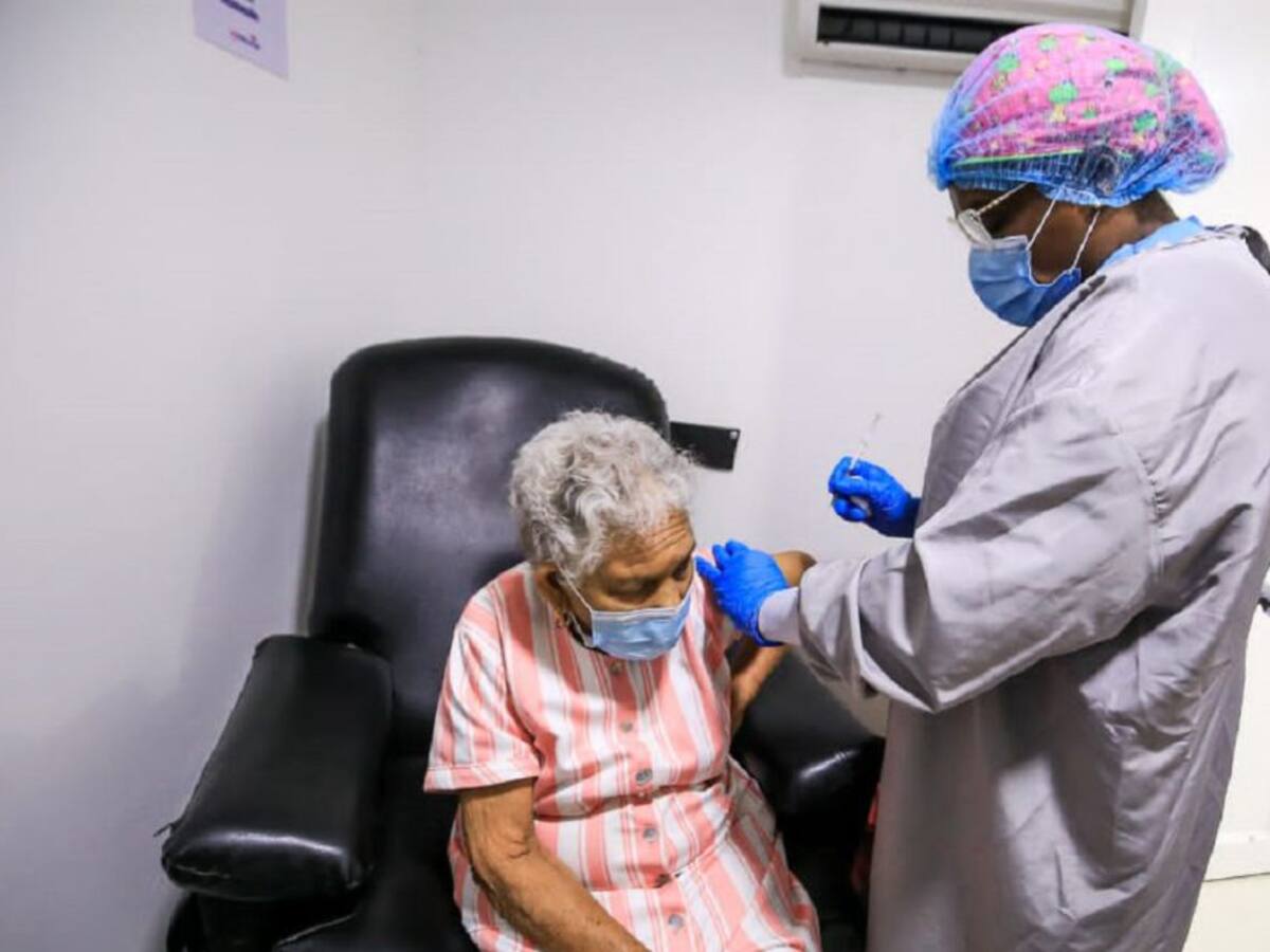 Mutual Ser EPS ha aplicado 1.879 vacunas a adultos mayores en Bolívar