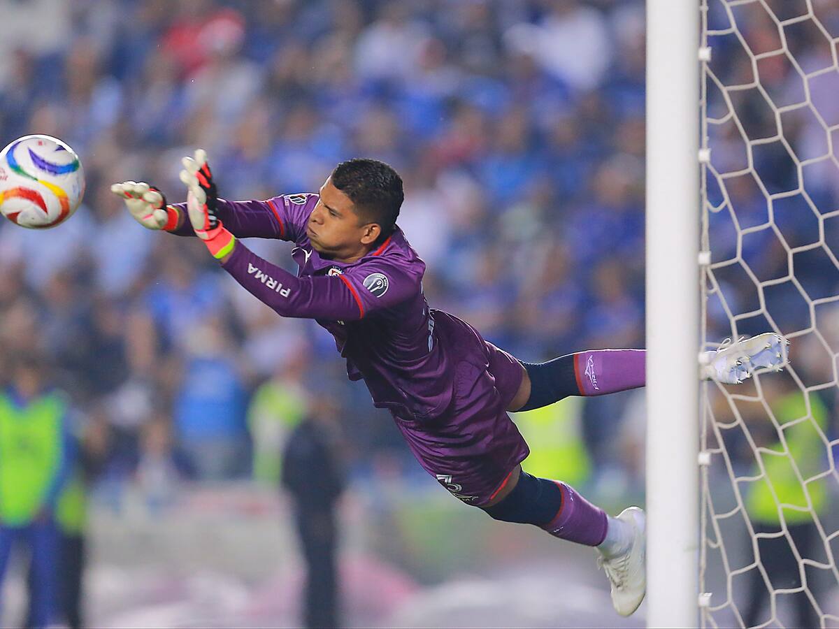 Kevin Mier pasó de insólito fallo en el área a ser el héroe del Cruz Azul en los penales