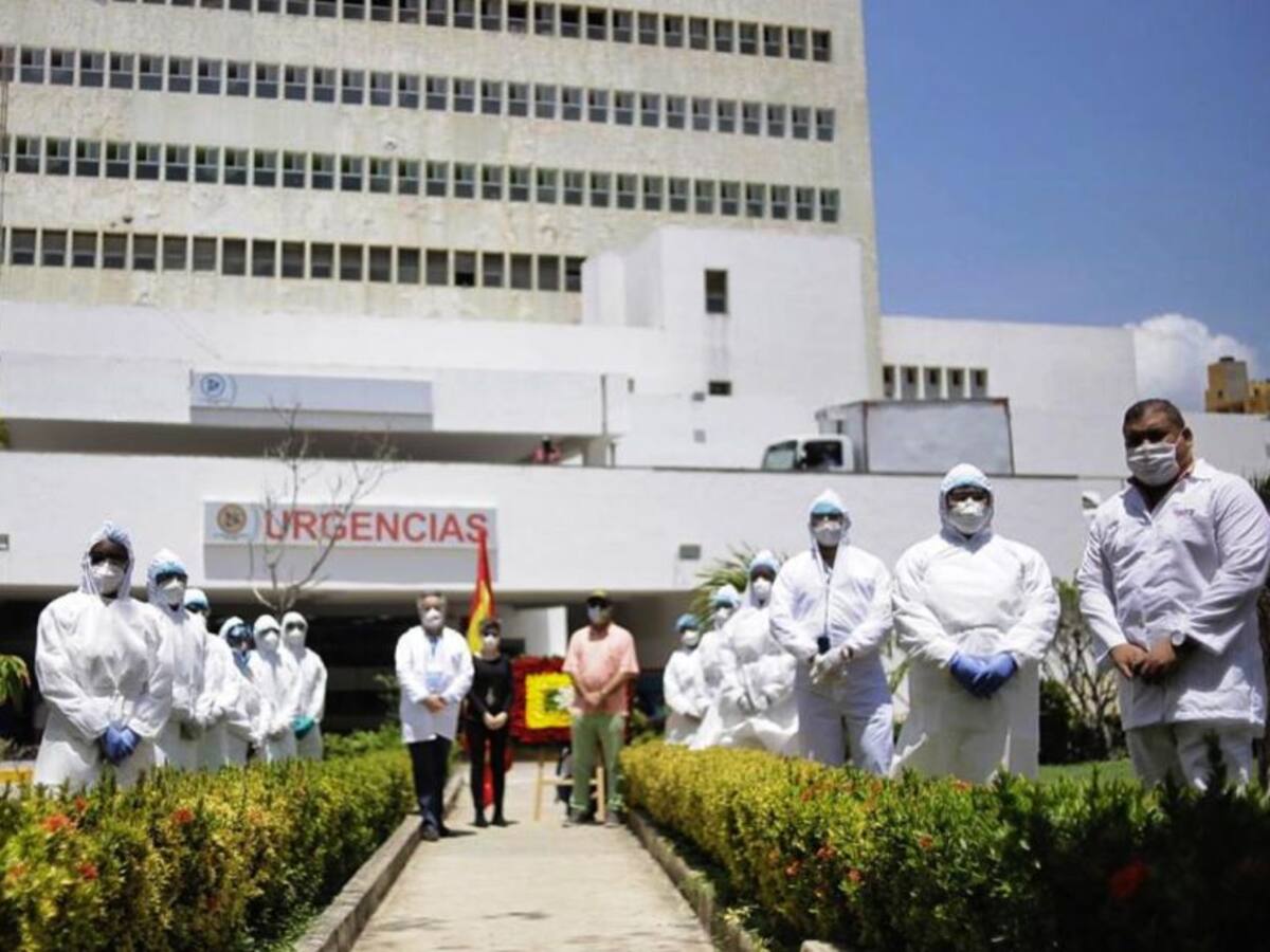 Ofrenda floral en el HUC en honor a la misión médica y a las víctimas